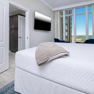 Rest on fluffy king bed in the guest suite and watch a movie with relaxing coastal views