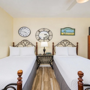 Twin beds in the guest suite invite you to relax after a day filled with coastal adventures and family fun