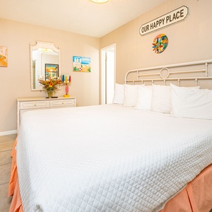 Retreat to this cheerful king guest suite, where soft bedding and coastal decor create a tranquil space for relaxation