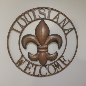 This decorative wall art warmly welcomes you to a Louisiana-themed retreat, perfect for your vacation getaway