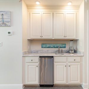 Grab a chilled drink from the fridge or create your favorite cocktail at the wet bar with an elegant design