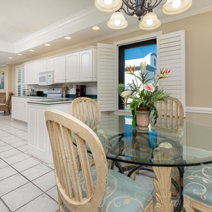 Enjoy a cup of morning coffee at the breakfast table and enjoy the stunning views