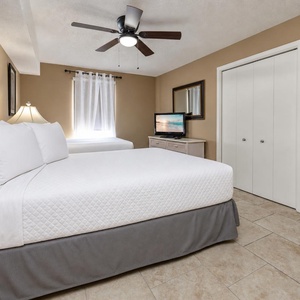 The guest suite with two double beds offers restful nights and a TV ready for your favorite shows