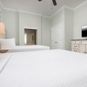 Curl up on the queen bed in the guest room, stream a show or movie, and read under the gentle glow of the lamp
