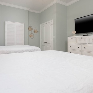 Surround yourself with fluffy pillow in one of the queen beds and enjoy a good movie