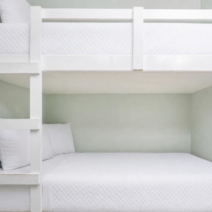 Bunk area for kids in the hallway, perfect for a fun and restful stay