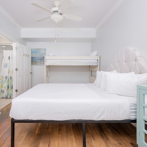 Charming bunk room with a double bed and bunk with two twins, perfect for little adventure seekers