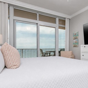 Stretch out on the cozy king bed, slide open the glass doors, and enjoy gulf views from the master suite