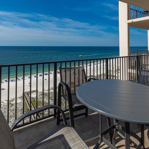 Enjoy the fresh air and stunning views from the balcony, for relaxing moments outdoors