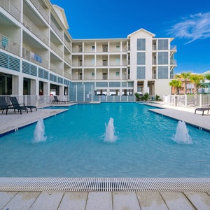 Discover the zero entry pool at Sea Glass in Gulf Shores and find your new favorite vacation rental location