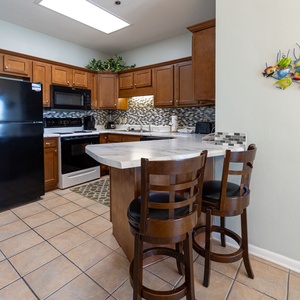 Gather around this stylish kitchen design and enjoy meals with the family or morning coffee to start your day