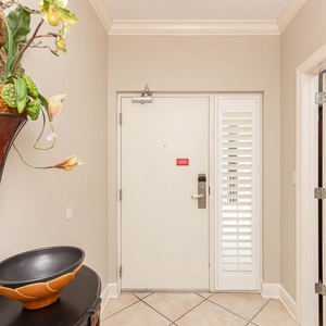 Step into a warm welcome with vibrant decor and thoughtful touches that instantly elevate your vacation experience