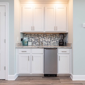 Blend smoothies at the wet bar, chill drinks in the stainless fridge, or grab snacks for the beach