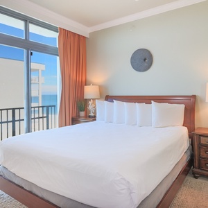 Unwind in this relaxing king guest suite and drift off into a peaceful slumber with coastal balcony views