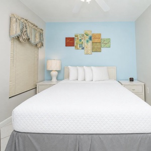 Calm your mind in the guest suite with a double bed and gentle light from the bedside lamp