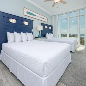 Relax in this queen guest suite, where you can unwind with a good movie and admire the stunning coast views