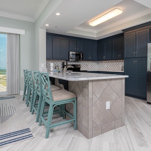 Sip your morning coffee at the breakfast bar and get ready for a beach day in this stylish space