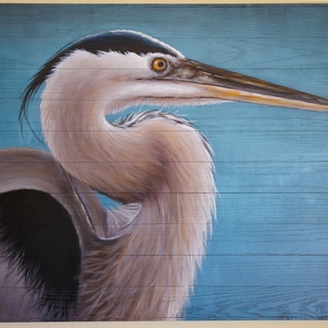 This vibrant artwork of a heron adds a coastal charm to the room, enhancing your beach getaway experience