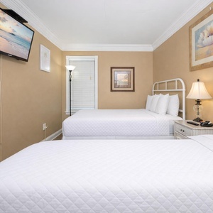 Repose on the comfy beds in the guest room, unwind with your favorite shows on the TV, and enjoy a tranquil beach vibe