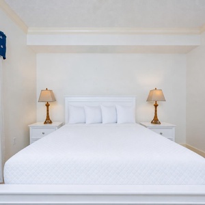 Retreat to restful nights in this serene guest room, where soft queen bedding creates a tranquil atmosphere