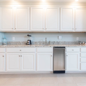 Make smoothies with the blender, chill drinks in the compact cooler, or prepare your favorite cocktail at the wet bar