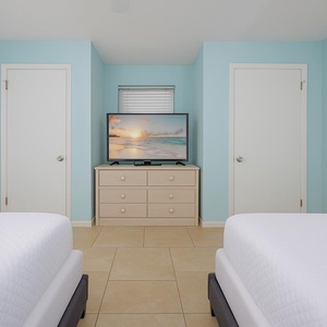Experience restful nights in this tranquil queen guest suite, with convenient access to the adjoining bath