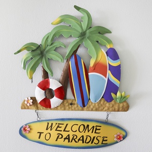 This vibrant wall decoration featuring surfboards and palm trees adds a cheerful touch to your beach getaway