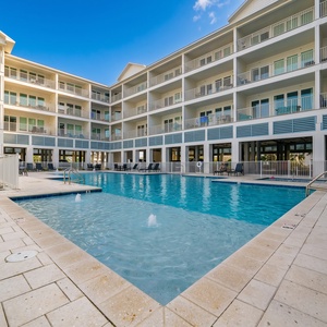 Discover the zero entry pool at Sea Glass in Gulf Shores and find your new favorite vacation rental location