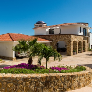 Multicar driveway with stone entrance