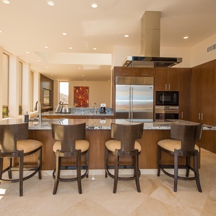 Fully equipped kitchen with bar stools