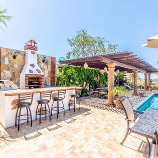 Outdoor grill and bar
