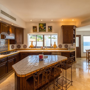 Large classic Cabo kitchen