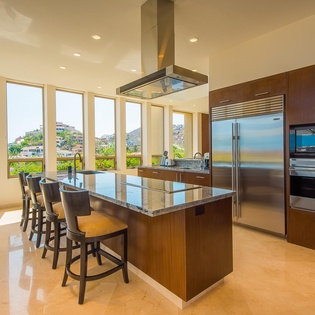 Fully equipped kitchen with bar stools