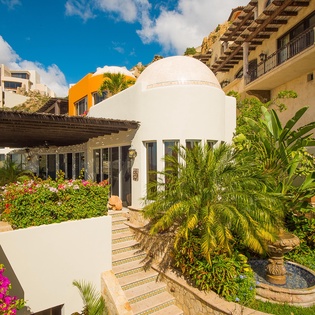 Villa walkway to the pool and fountain