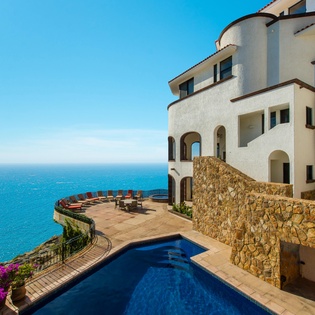 Grand cliff side views from pool patio