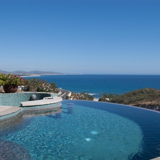 Infinity pool and jacuzzi overlooking incredible ocean views