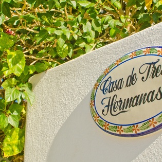 Casa de Tres Hermanas sign