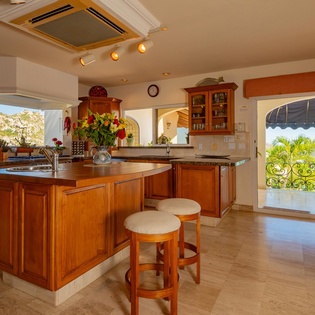 Full kitchen