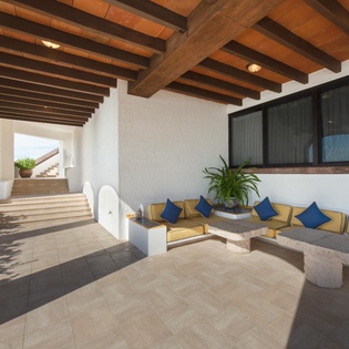 Covered patio built in seating