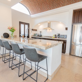 Fully equipped kitchen with bar seating