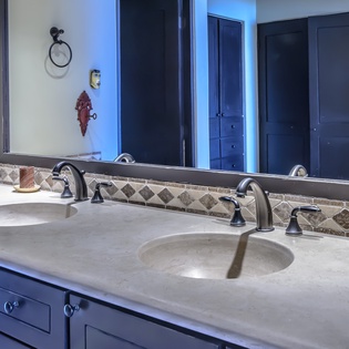 En-suite double sink bathroom