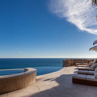 Infinity pool and jacuzzi with ocean views