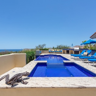 Jacuzzi and infinity pool with incredible ocean views