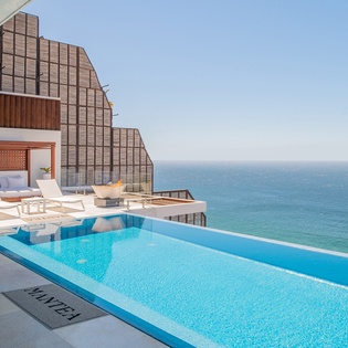 Infinity edge pool