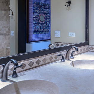 En-suite double sink bathroom