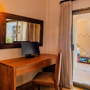 En suite desk area