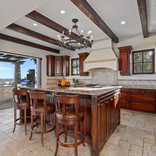 Fully equipped kitchen with bar seating