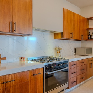 Fully equipped kitchen and bar seating
