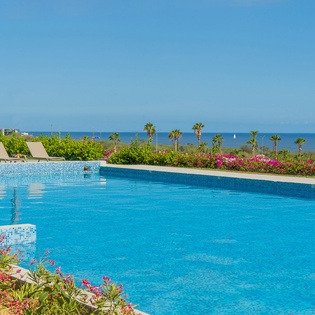 Infinity pool with an ocean view accessible to all guests in the development