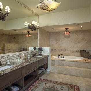 Grand bathroom with bathtub